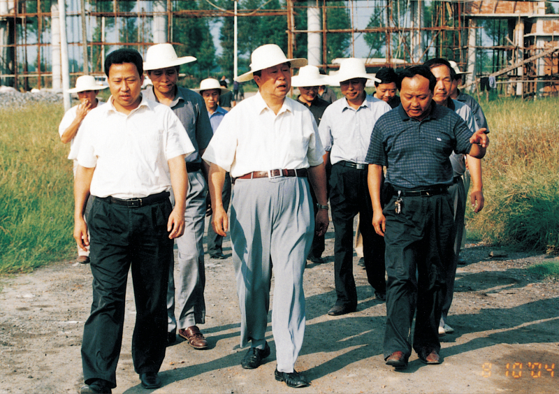 2004年8月10日，省政協(xié)主席王生鐵在市委書(shū)記劉雪榮的陪同下視察聚丙烯工程建設(shè)