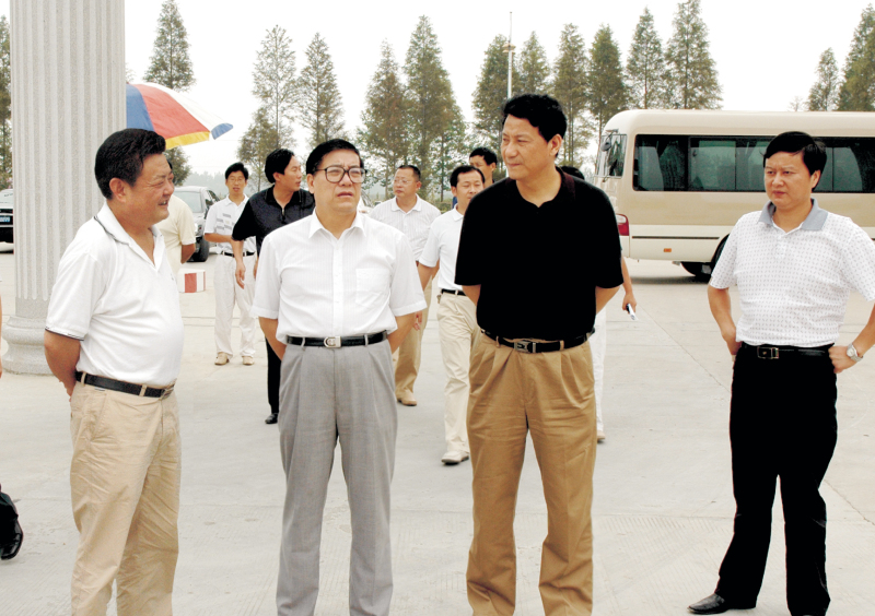  2006年9月1日，湖北省委常委、統(tǒng)戰(zhàn)部部長蘇曉云蒞臨我公司考察，張嗣義書記陪同