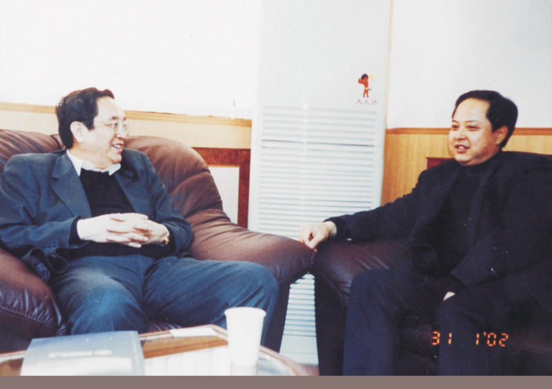 2002年1月31日，中央政治局委員、湖北省委書(shū)記俞正聲在省委辦公室親切接見(jiàn)舒心先生 
