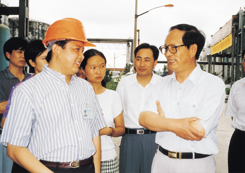 1998年8月1日，湖北省委書(shū)記賈志杰在舒心先生的陪同下，對(duì)我公司進(jìn)行了視察